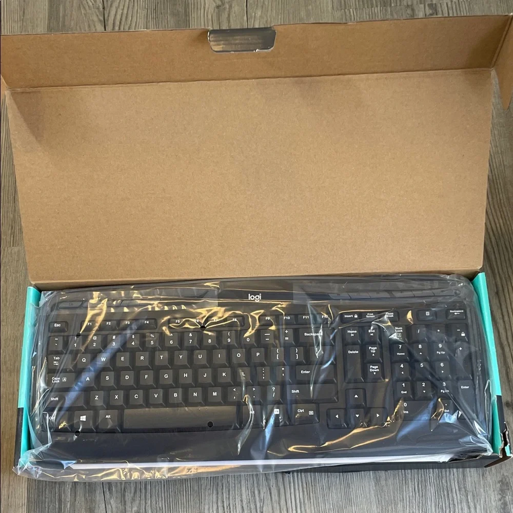 Logitech MK320 Wireless Keyboard and Mouse Set - Black and Teal